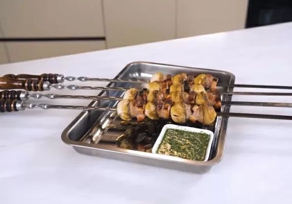 Шашлык из купатов и грибов с соусом чимичурри - рецепт от Константина Ивлева