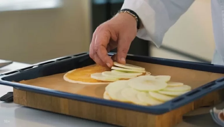 Яблочный пирог с карамельным соусом - рецепт от Константина Ивлева