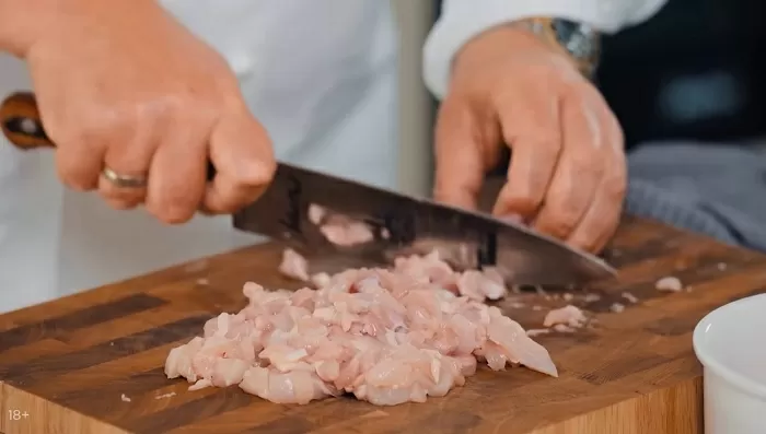 Картофельный рулет с курицей, сыром и шпинатом - рецепт от Константина Ивлева