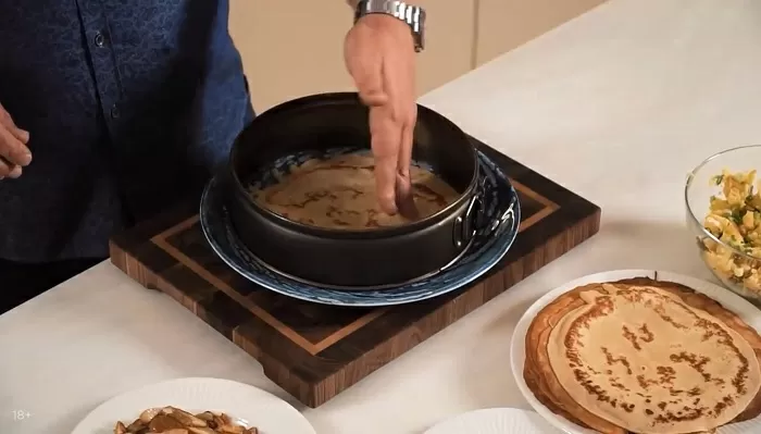 Блинный торт с картофелем и грибами - рецепт от Константина Ивлева