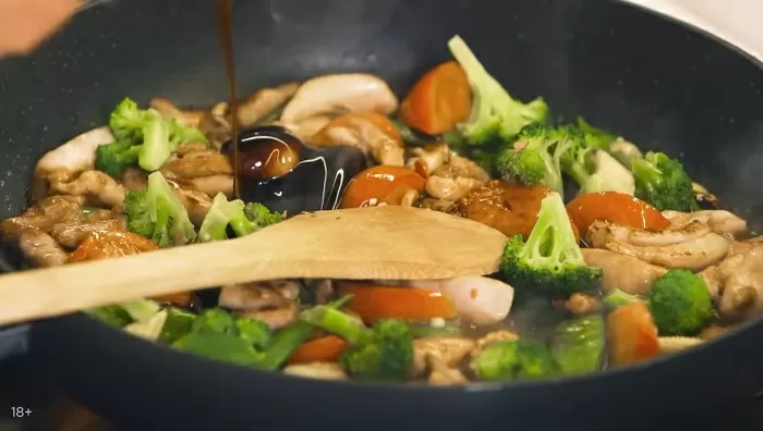 Лапша с курицей и овощами - рецепт от Константина Ивлева