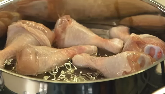 Куриные ножки в сливочно-чесночном соусе с сыром и шпинатом - рецепт от Константина Ивлева