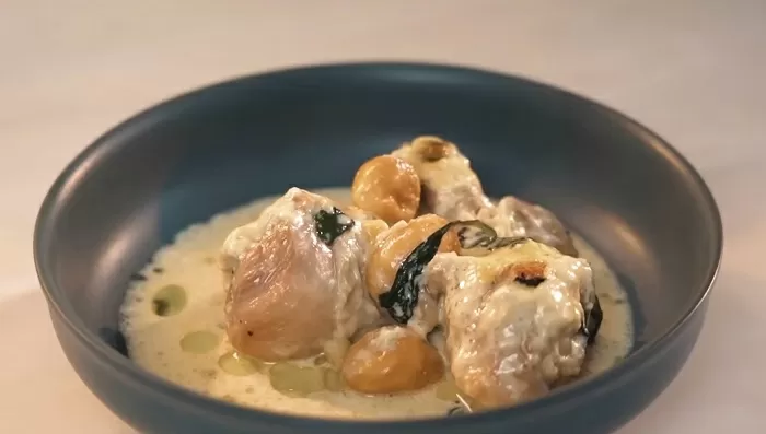 Куриные ножки в сливочно-чесночном соусе с сыром и шпинатом - рецепт от Константина Ивлева