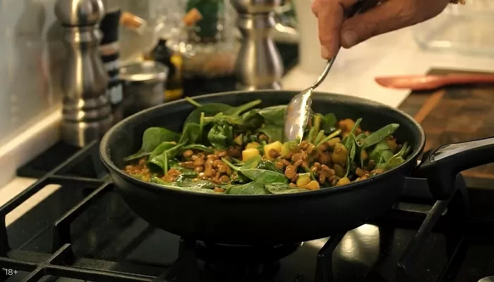 Чечевица с картофелем, кабачками и шпинатом в морковном соке - рецепт от Константина Ивлева