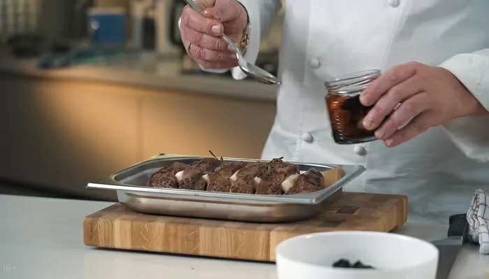 Запеченное мясо с сыром и шпинатом - рецепт от Константина Ивлева