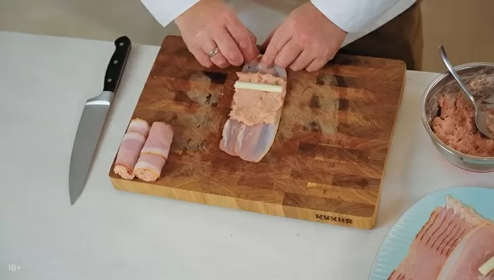 Куриные колбаски с сыром и беконом - рецепт от Константина Ивлева