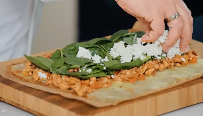 Картофельный рулет с курицей, сыром и шпинатом - рецепт от Константина Ивлева