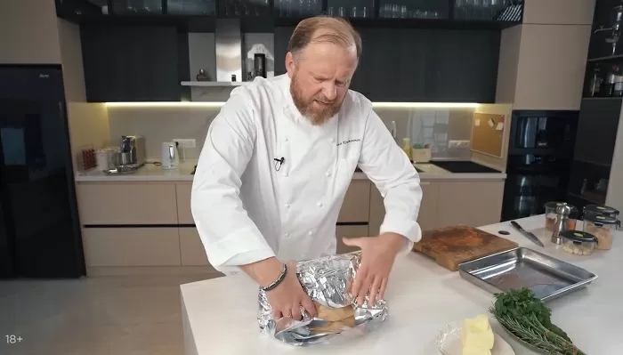 Запеченная свиная шея - рецепт от Константина Ивлева
