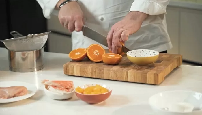 Куриная грудка с крабом в мандариновом соусе - рецепт от Константина Ивлева