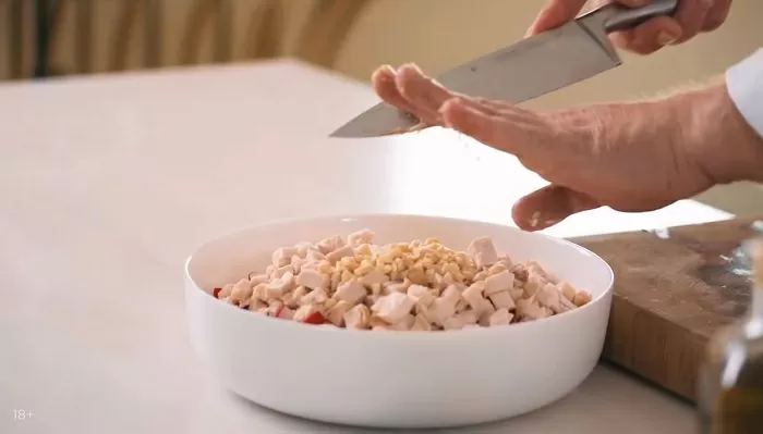 Салат из свежих овощей и курицы - рецепт от Константина Ивлева