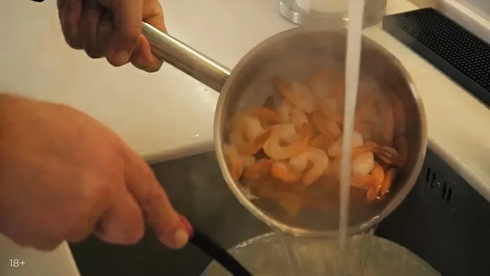 Салат из кальмара и креветок - рецепт от Константина Ивлева