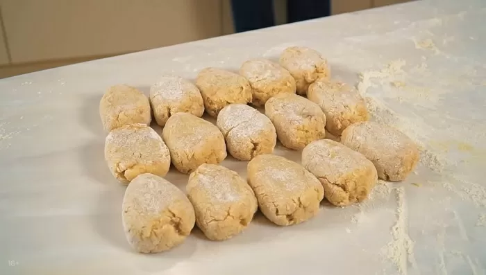 Рыбные котлетки из трески и жареного лука - рецепт от Константина Ивлева