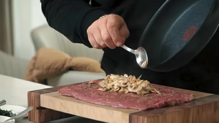 Мясной рулет с грибами - рецепт от Константина Ивлева